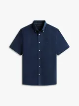 Camisa de manga corta Tommy Hilfiger en color azul marino, confeccionada en tejido popelina con tecnología flex. Presenta cuello clásico, cierre frontal con botones y el logo de la marca bordado en el pecho.