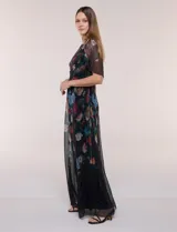 Vestido largo plisado con estampado floral, escote en V cruzado, mangas cortas fluidas y falda maxi con movimiento.