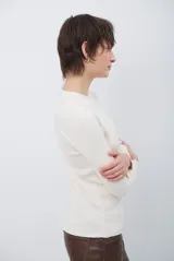 Buzo de tejido morley color marrón, con cuello redondo y mangas largas, de corte ajustado al cuerpo.