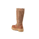Bota de caña alta combinada, con pie de cuero liso en tono marrón y caña de gamuza en tono beige. Presenta suela track dentada y detalle de tira vertical con broche metálico en la parte superior de la caña.
