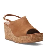 Sandalias de mujer con plataforma de corcho y capellada de cuero gamuzado color marrón. Presentan diseño de punta abierta y pulsera con hebilla ajustable en el tobillo.