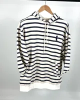 Canguro oversize de algodón rústico a rayas horizontales color crudo y azul marino, con capucha y bolsillo tipo canguro.