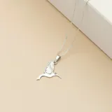 Collar de plata 925 con dije en forma de picaflor, que presenta un ala incrustada en nácar y un pequeño detalle de piedra brillante en el ojo.