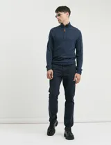 Pantalon de corte clasico confeccionado en algodon sarga con elastano, color marron. Presenta bolsillos delanteros inclinados y bolsillos traseros de ribete con boton.