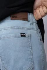 Pantalón de jean de corte recto y tiro medio, en color azul claro lavado, con cierre frontal y bolsillos laterales.