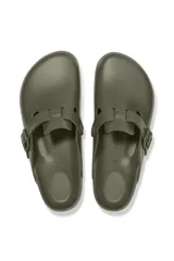 Zueco Birkenstock Boston Eva, color caqui, de material sintético resistente al agua, con plantilla anatómica y hebilla ajustable.