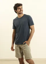 Remera azul petróleo de algodón con cuello redondo y bolsillo en el pecho.