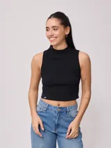 Top corto negro de tejido acanalado, con cuello alto tipo mock neck y corte sin mangas.