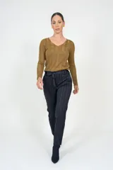 Pantalón de corte recto con diseño de rayas verticales finas, confeccionado en una mezcla de algodón y poliéster. Presenta cintura elástica con lazo ajustable, bolsillos laterales y un acabado elegante y versátil.