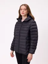 Campera acolchada tipo puffer color negro, con capucha, cierre frontal y bolsillos laterales con cierre. Presenta un diseño de costuras horizontales y logo de la marca en el pecho.