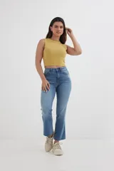 Top tejido fucsia con cuello redondo y sisas amplias.