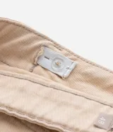 Short color beige de corte evasé, con cintura alta, bolsillos delanteros y traseros, trabillas en la cintura y bajo deshilachado.