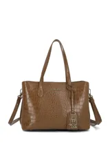 Cartera de hombro Hush Puppies con textura símil cocodrilo, color marrón. Cuenta con doble asa superior, correa ajustable y desmontable, y un dije metálico colgante con el logo de la marca.