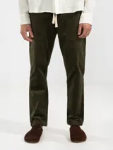 Pantalón de pana verde oliva, corte recto, con cintura elastizada y cordón de algodón.