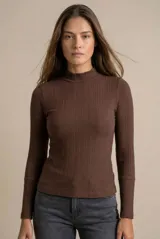 Polera de manga larga con cuello alto, confeccionada en tejido de punto acanalado. Presenta un diseño ajustado al cuerpo con puños definidos.