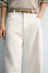 Jeans wide fit de color blanco, confeccionados en denim de algodón rígido, con corte relajado, tiro medio y diseño de cinco bolsillos.