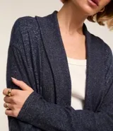 Cardigan alargado de punto color gris, con abertura frontal y bolsillos laterales.