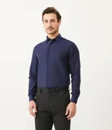 Camisa de vestir Preston Field modelo classic, de manga larga y diseño liso. Cuenta con cuello camisero y cierre frontal con botones al tono.