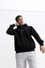 Canguro de felpa color crema, con capucha y bolsillo canguro frontal. Presenta un pequeño estampado con el logo de la marca en el pecho.