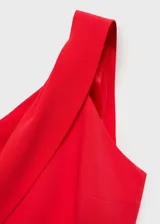 Vestido midi de diseño entallado y cuello asimétrico con un solo hombro. Presenta un detalle de pliegue en el tirante y una caída lateral larga, con cierre de cremallera lateral y forro interior.