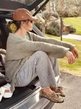 Gorro tipo cap de cuero color dorado con logo bordado en el frente.