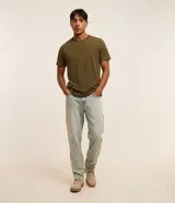 Remera básica de corte regular para hombre, color verde militar, con mangas cortas y cuello redondo.