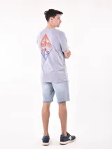 Remera gris con estampado pequeño en el pecho que incluye una montaña, un sol y olas.