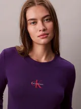 Remera Calvin Klein de manga larga y corte ajustado, color morado, confeccionada en tejido acanalado con cuello redondo. Presenta el monograma de la marca bordado en el centro del pecho.