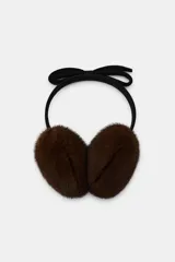 Orejeras tipo diadema con estructura de vincha negra y detalle de lazo en la parte superior. Presentan almohadillas con textura de pelo sintético en color marrón.