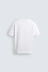 Camiseta de algodón gris jaspeado, de corte regular, con cuello redondo y manga corta.