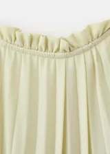 Vestido midi plisado color amarillo claro, con cuello halter y detalle fruncido, diseño sin mangas y cintura entallada.