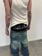 Boxer de algodón color negro, con diseño unisex. Presenta una grifa con el logo de la marca en la parte frontal y una estampa serigráfica en color blanco en la parte trasera.