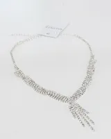 Collar de gala elaborado con múltiples hileras de strass brillante, con diseño de caída frontal tipo cascada y cierre ajustable.