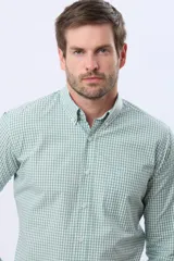 Camisa de manga larga con diseño de cuadros vichy en color verde y blanco, cuello abotonado y cierre frontal con botones.