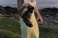 Sandalias de cuero color marrón con tira ancha sobre los dedos y tira con hebilla al tobillo. Tacón de madera.