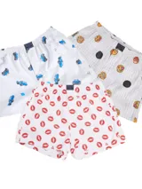 Pack de tres bóxers de algodón con cintura elástica. Incluye un modelo blanco con estampado de autos azules, un modelo blanco a cuadros con estampado de emojis y un modelo blanco con estampado de labios rojos.