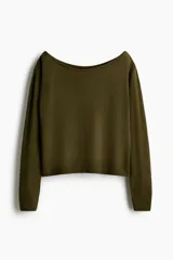 Buzo de punto fino color verde militar, con diseño off-the-shoulder, escote bote, mangas largas y puños y bajo acanalados.