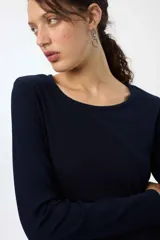Camisón de manga larga color azul marino, con cuello redondo y confeccionado en tela rib.