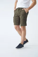 Bermuda cargo de corte recto, color gris oscuro, con bolsillos laterales tipo cargo, cierre de cremallera y botón, y pasacintos en la cintura.