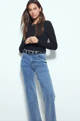 Jean de denim negro de corte recto, con aplicaciones de strass en las piernas.