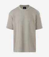 Remera masculina de corte relajado, color verde militar, con cuello redondo y mangas cortas, confeccionada en tejido de algodón con textura de mini waffle.