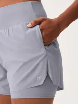 Short deportivo lila con cintura ancha y calza interior.