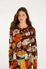 Cardigan de punto color marrón con diseño floral estampado en tonos naranjas, blancos y celestes, escote redondo y cierre frontal de botones con forma de flor.