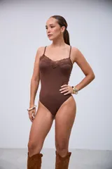 Body color chocolate con tirantes finos y escote en V decorado con encaje.