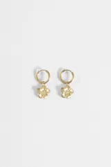 Aros de acero quirúrgico dorado con diseño de argolla pequeña y dije colgante en forma de flor texturizada.