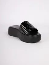 Sandalias negras con plataforma de 5cm y tira ancha con diseño con relieve.