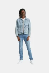 Jeans de corte slim fit con diseño de cinco bolsillos, cierre de bragueta y costuras reforzadas. Presenta un acabado en denim azul lavado con un calce estilizado en muslos y piernas.