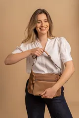 Bandolera de diseño práctico y moderno, confeccionada en una combinación de tela y cuero sintético. Cuenta con un compartimento principal con cierre, un bolsillo frontal con cierre y una correa regulable para llevar al hombro o cruzada.