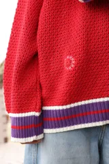 Sweater celeste de punto abierto con detalles en puños, cuello y ruedo en contraste de color. Diseño oversize y textura liviana.