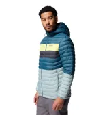 Campera tipo puffer con capucha de la marca Columbia, modelo Powder Pass. Presenta un diseño de bloques de color en tonos azul, gris y amarillo, con cierre frontal completo y bolsillos laterales. Es una prenda ligera y abrigada, ideal para actividades al aire libre.